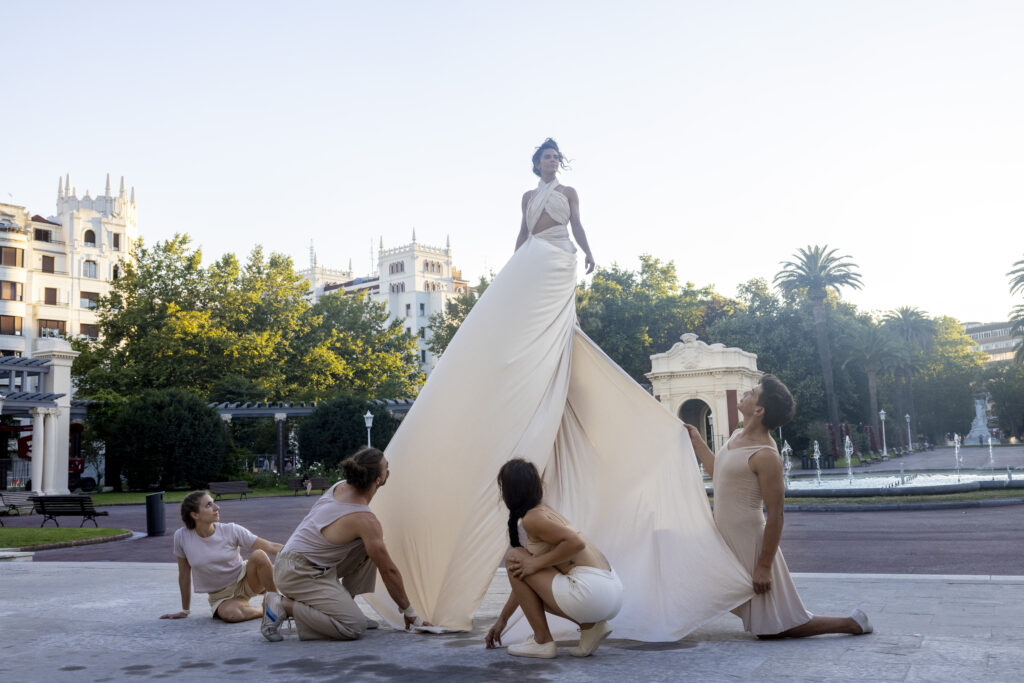 Performance artística en plaza con vestuario impresionante