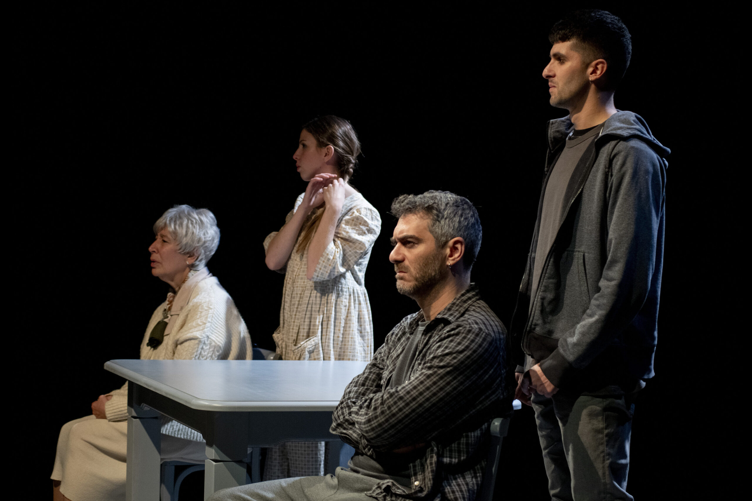 Actores en escena de teatro oscuro y dramático.