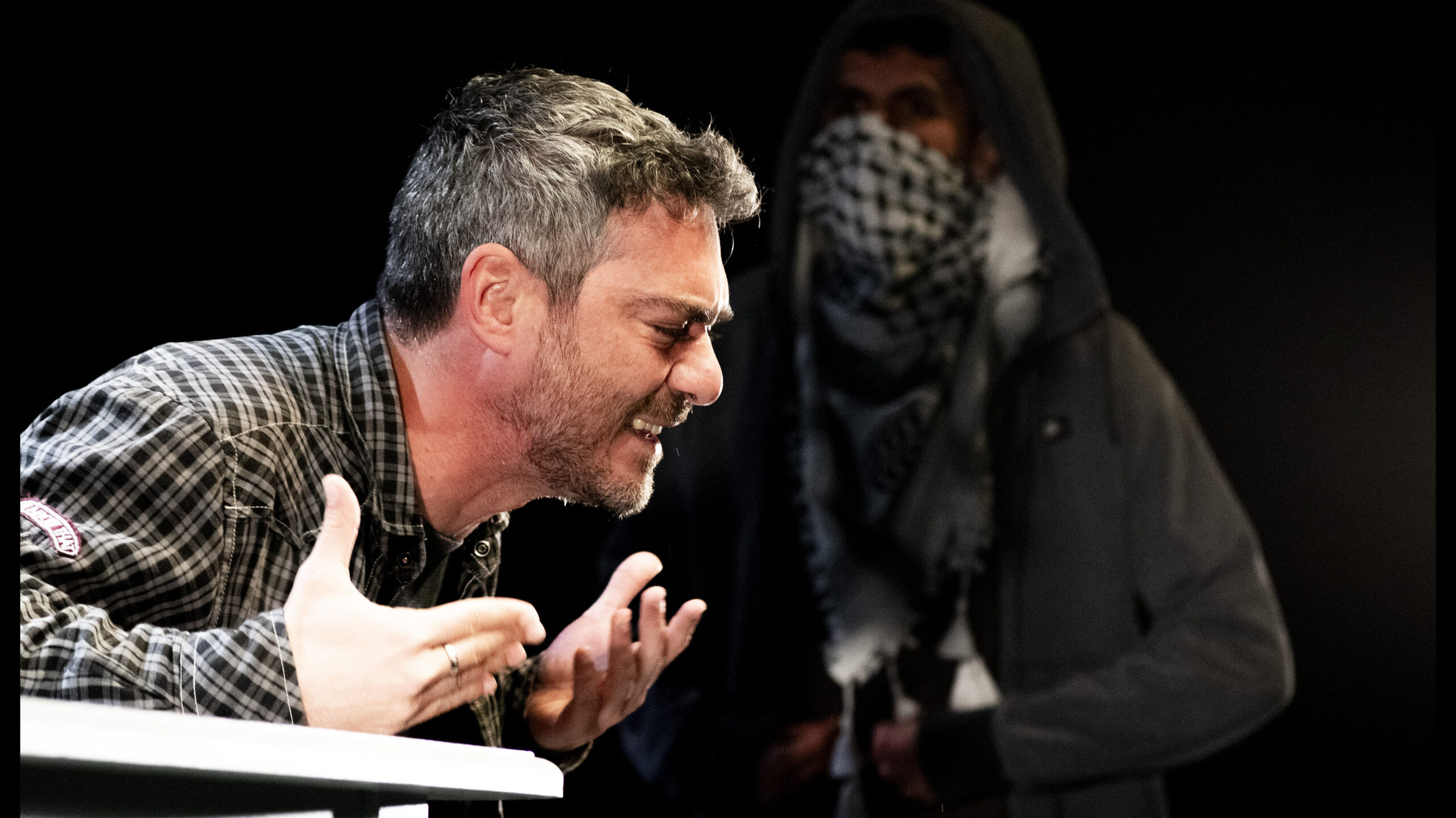 Hombre actuando en obra de teatro 'Nuestros Muertos'.