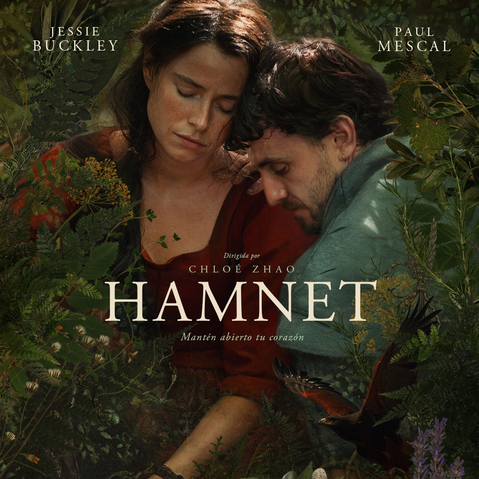 Personas abrazadas en paisaje natural.