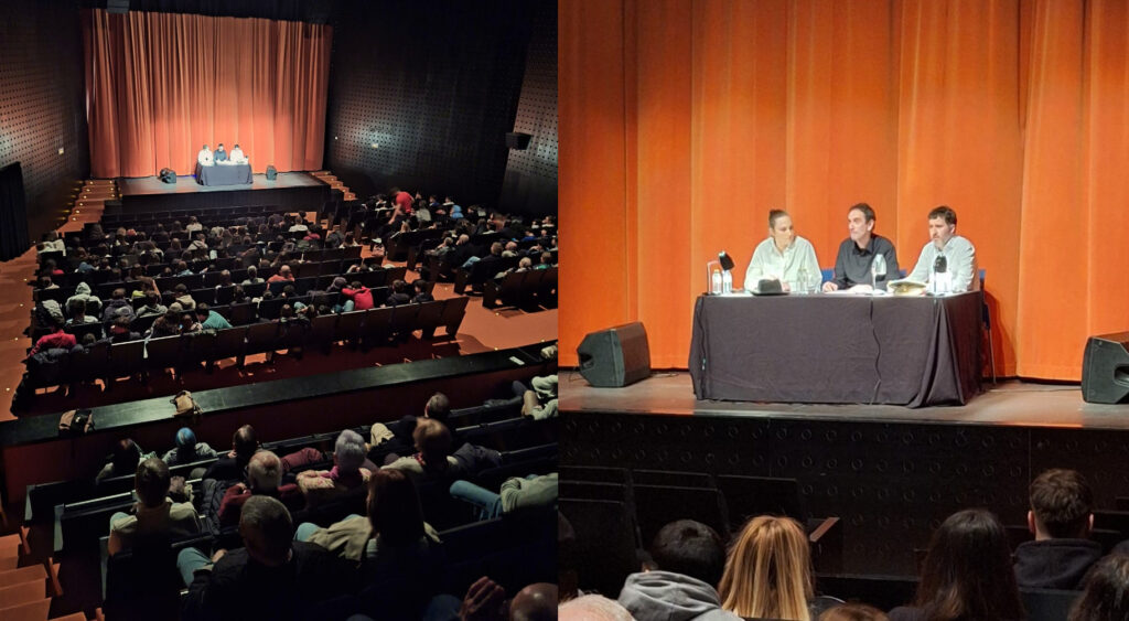 Conferencia en un auditorio con panel de expertos