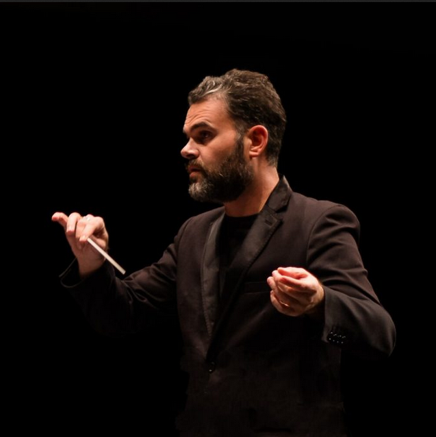 Director de orquesta con batuta sobre fondo negro
