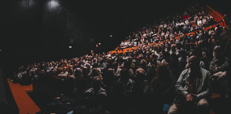 Público numeroso en auditorio durante evento