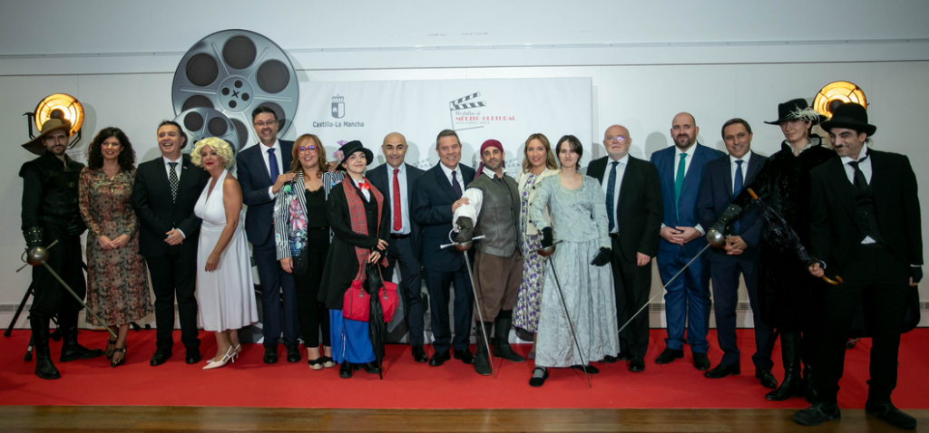 Grupo en alfombra roja con trajes de época
