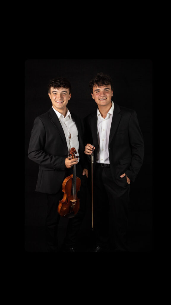 Dos jóvenes con violín en traje negro