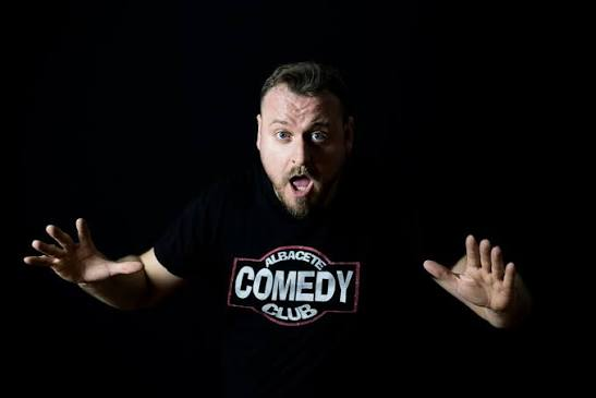 Hombre sorprendido con camiseta Albacete Comedy Club