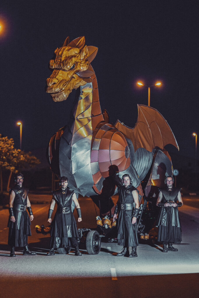Gran dragón mecánico con cuatro hombres de negro