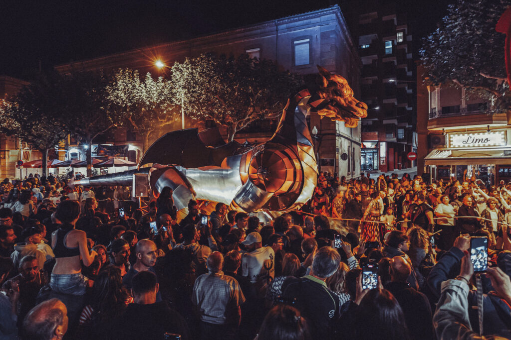 Dragón gigante en festival nocturno urbano