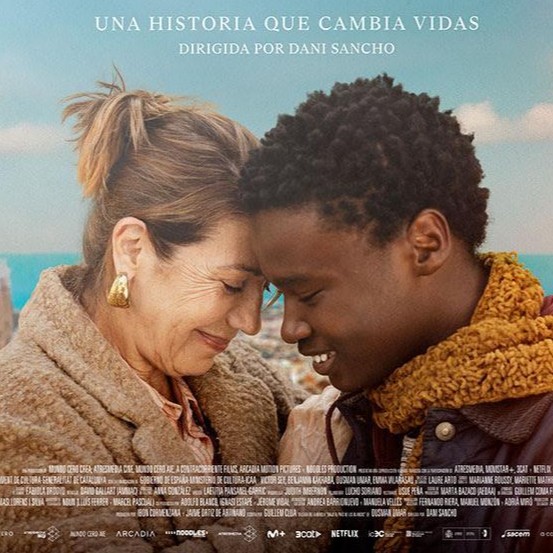Mujer y niño abrazados en la playa