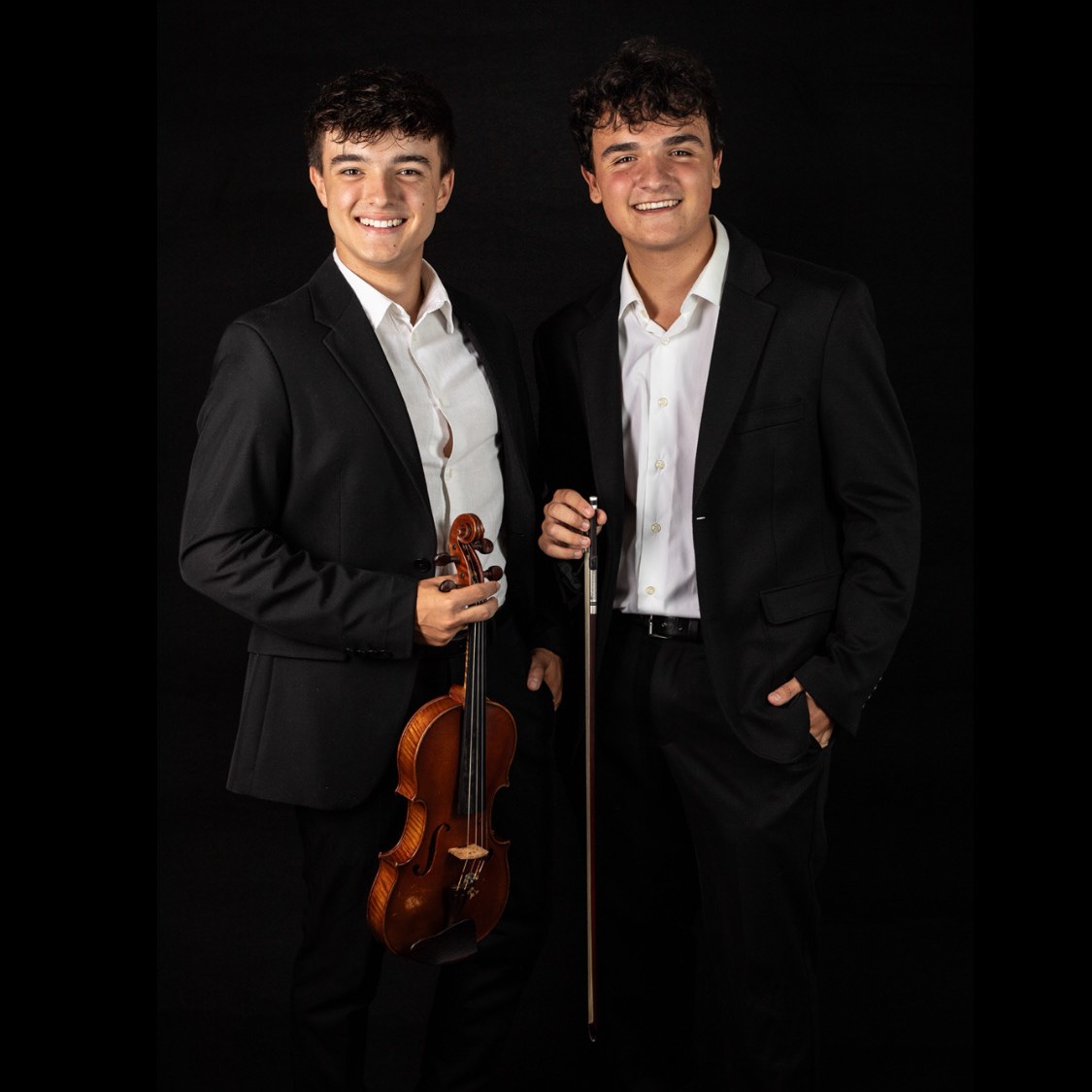 Dos jóvenes con violín en estudio
