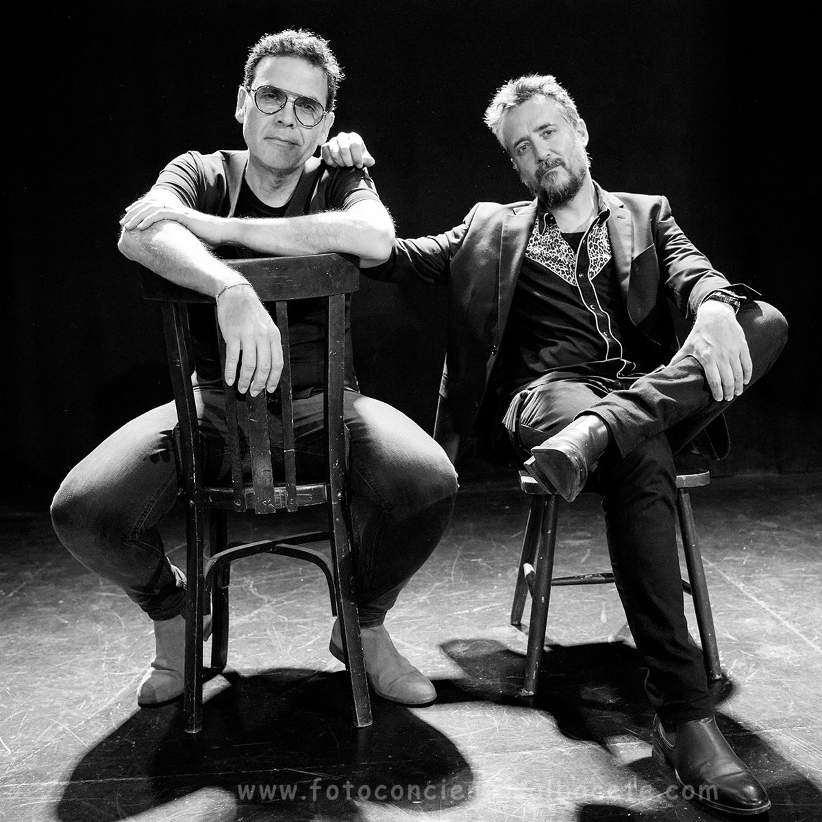Dos hombres sentados en retrato en blanco y negro
