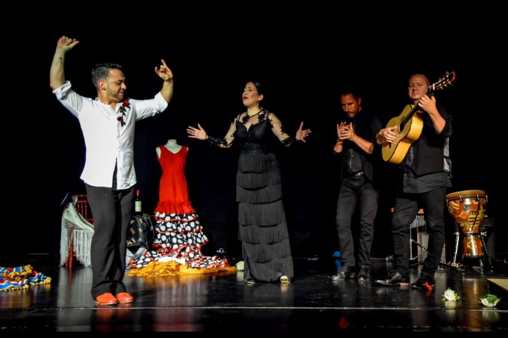 Espectáculo de flamenco con baile y guitarra en escenario