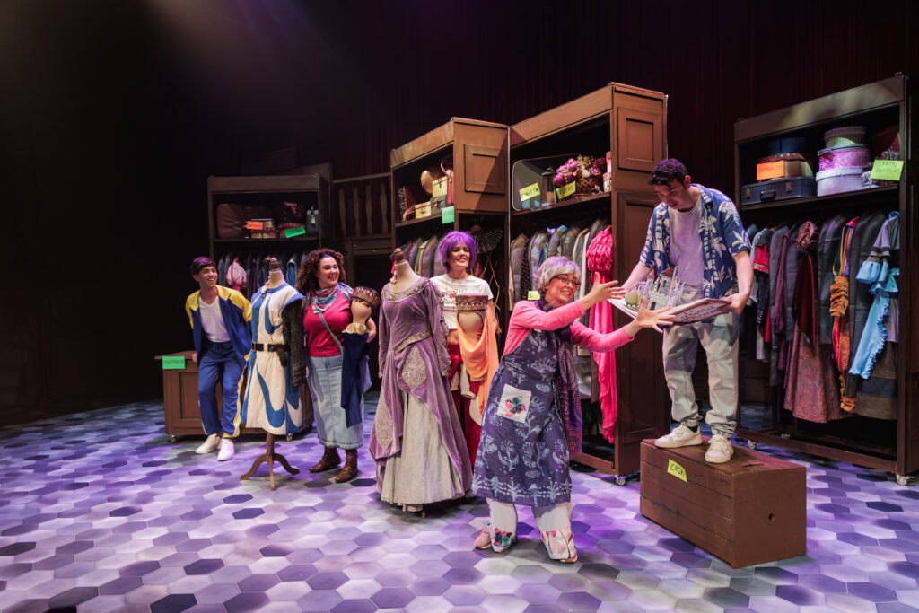Actores entre estanterías repletas de vestuario teatral