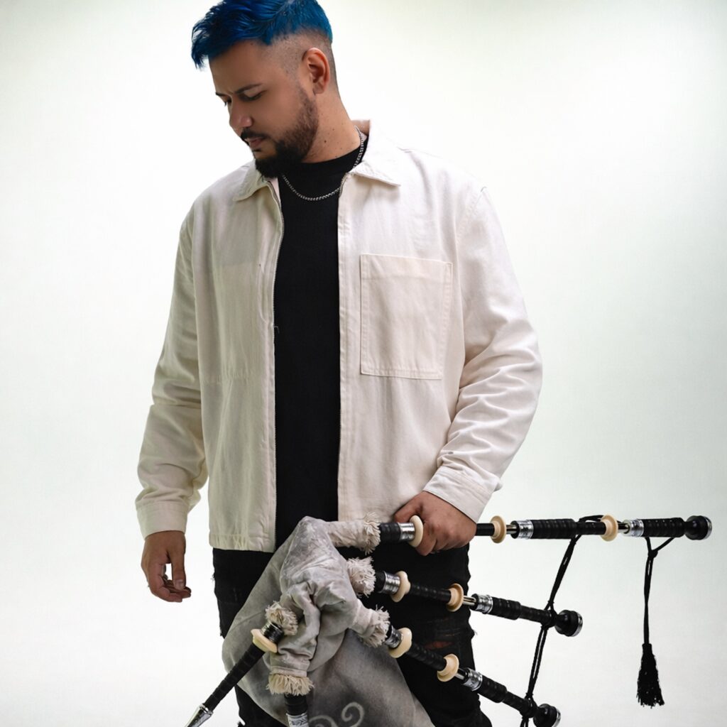 Hombre con gaita vestido con chaqueta blanca