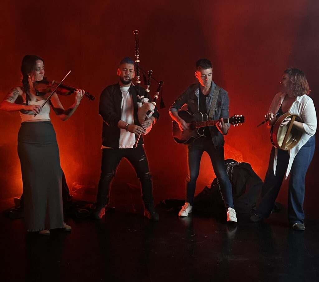 Cuatro músicos actúan con violín, gaita y guitarras