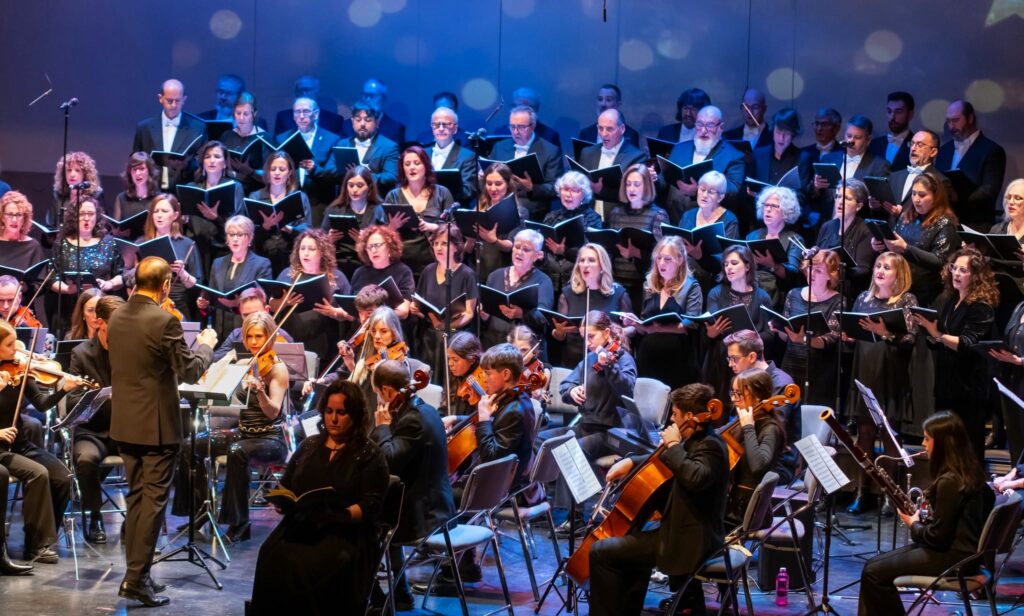 Coro y orquesta interpretando un concierto en directo