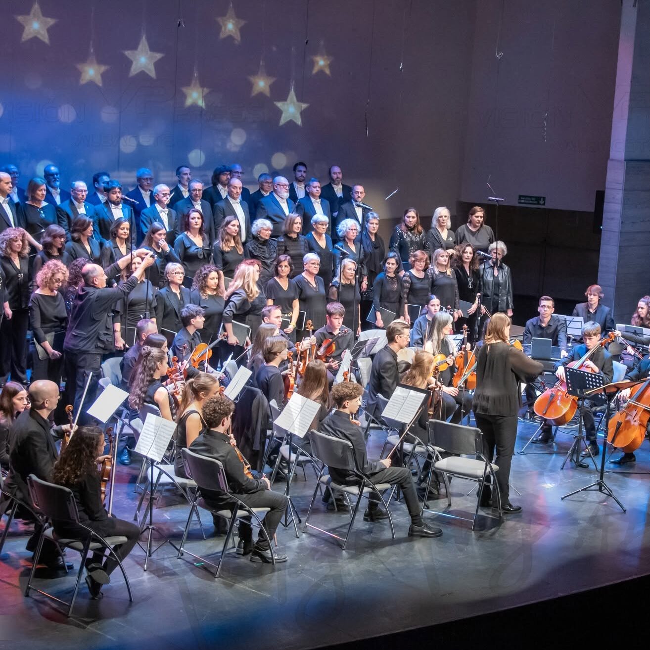 Coro y orquesta interpretan un concierto en el escenario