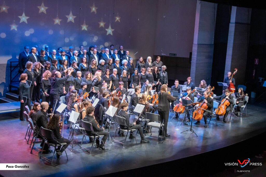Coro y orquesta actúan bajo luces de estrellas