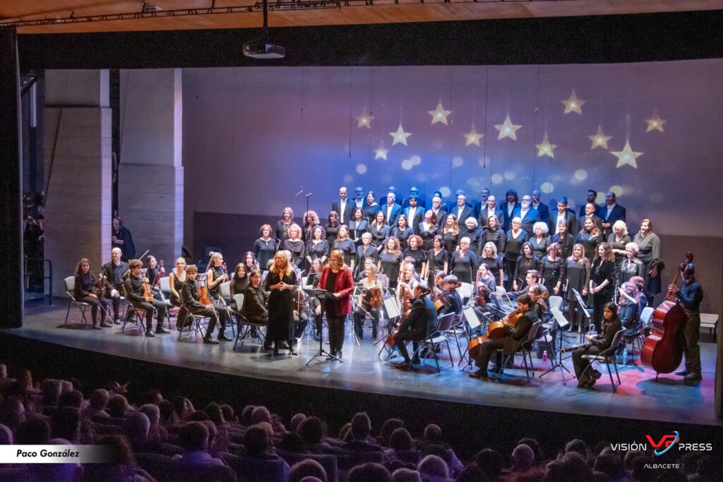 Coro y orquesta actúan bajo estrellas iluminadas