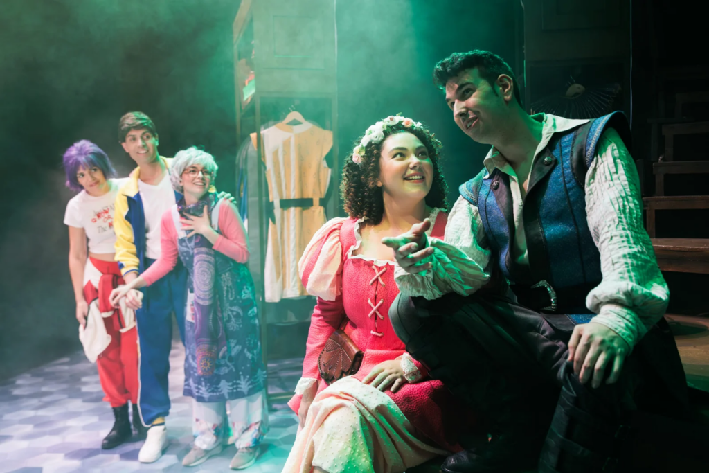 Actores caracterizados en escena teatral con iluminación verde