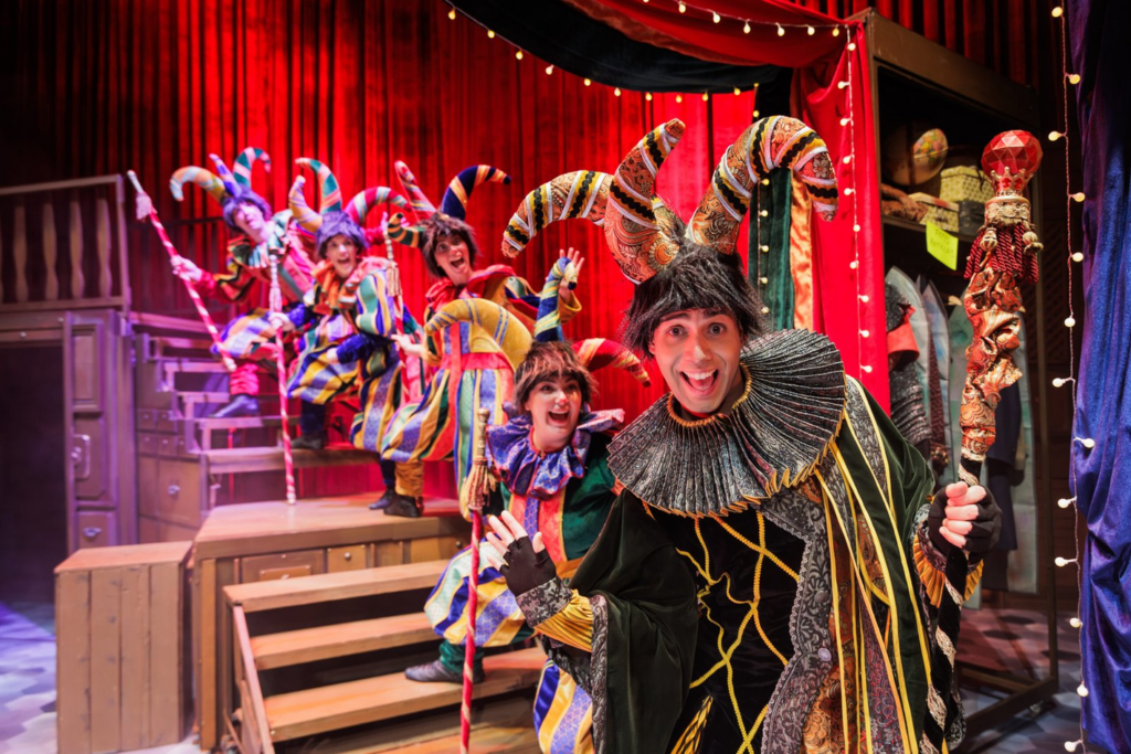 Actores con trajes de bufón en escenario teatral