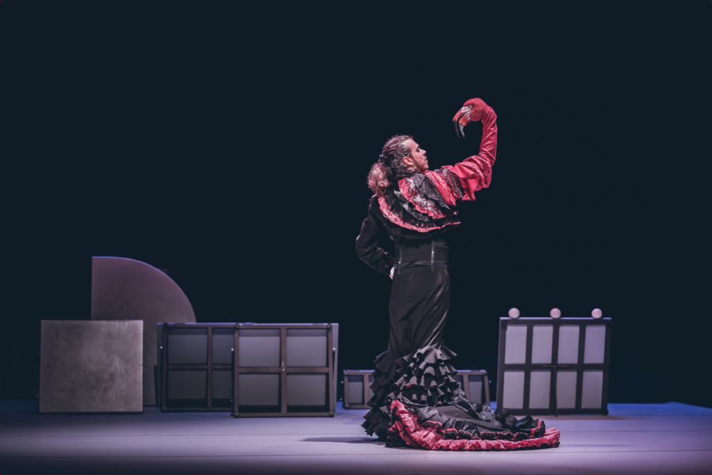 Bailaora de flamenco con vestido negro y volantes rojos