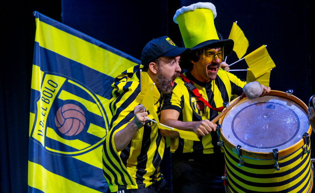 Aficionados del Villarreal animan con banderas y tambor