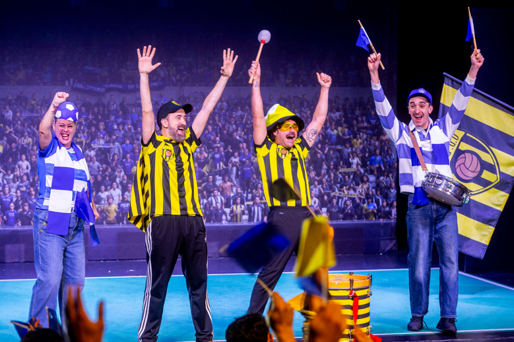 Aficionados celebran con banderas y tambores en una cancha