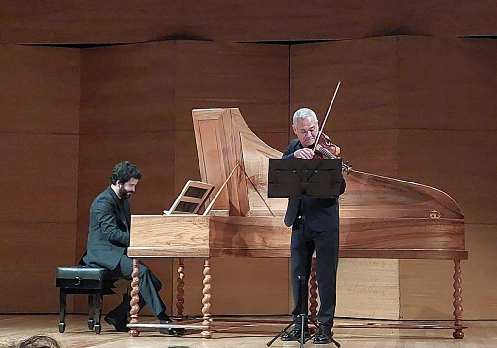 Violinista y clavecinista interpretando música barroca en concierto