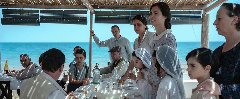 Familia reunida en una comida junto al mar