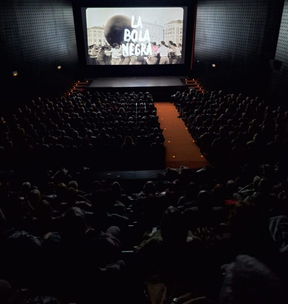 Público en un cine viendo La Bola Negra